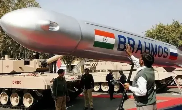 Brahmos is one of India's cruise missiles that can also carry nuclear weapons. බ්‍රහ්මෝස් යනු න්‍යෂ්ටික අවි රැගෙන යා හැකි ඉන්දියාවේ කෲස් මිසයිලවලින් එකකි.