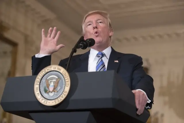 Donald Trump amenaza con sanciones económicas "rápidas y firmes" si el gobierno de Venezuela sigue adelante con la Asamblea Nacional Constituyente - BBC News Mundo