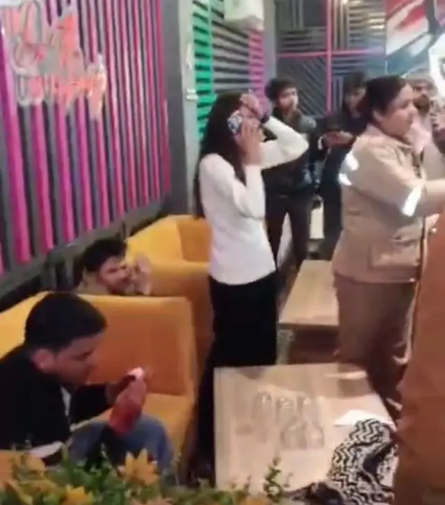 रेस्टोरेंट में जब उपद्रव करने वाले पहुंचे तो वहां कई लड़कियां रोने लगीं.