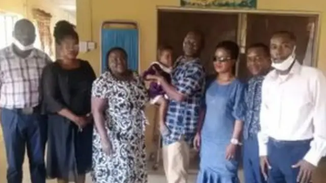 Ọmọ naa, Esther ni oṣiṣẹ ileeṣẹ ijọba ipinlẹ Ondo fun ọrọ awọn obinrin gbe dani, pẹlu awọn oṣiṣẹ ileewosan