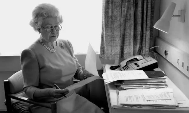 La reina Isabel II trabajando en su escritorio en el Royal Train en mayo de 2002.