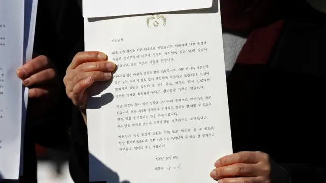 북한군 피격으로 서해상에서 숨진 해양수산부 공무원 이모 씨의 부인과 친형 이래진 씨는 지난 1월 18일 기자회견을 통해 지난 2020년 10월 문재인 대통령이 고인의 아들에게 보낸 편지를 반환하겠다고 밝혔다