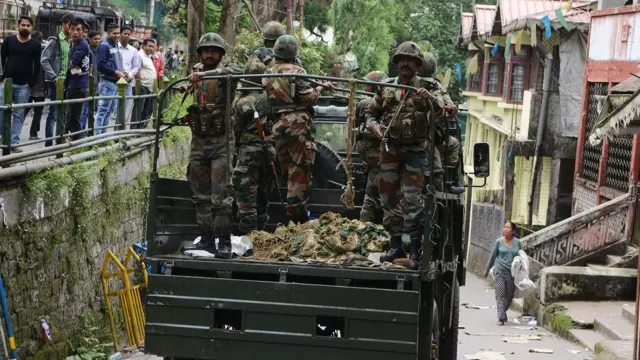 காஷ்மீரில் 13 பயங்கரவாதிகள் சுட்டுக் கொலை