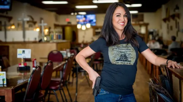 Lauren Boebert ari mu buriro bwiwe Shooters Grill buri i Rifle mu 2018