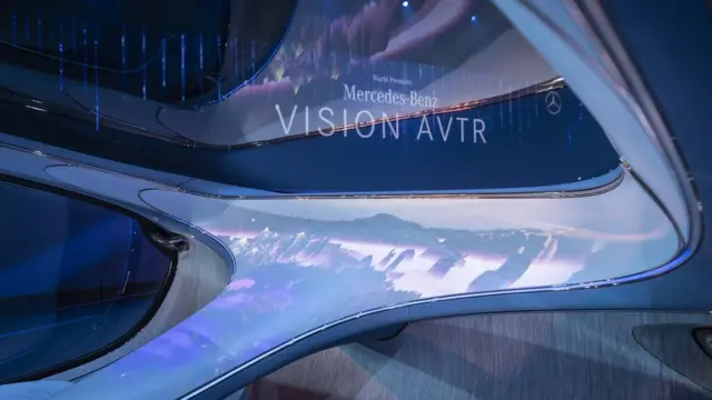 اطلاعات و تصاویر از طریق پروژکتور در سراسر جلوی ماشین نمایش داده می‌شود