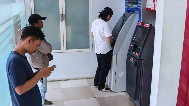 Pengguna ATM di Malang, Jawa Timur pada 19 April 2025