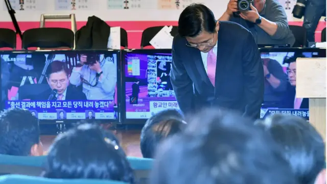 황교안 미래통합당 대표가 15일 서울 여의도 국회 도서관에 마련된 21대 국회의원선거 개표상황실에서 총선 결과 관련 입장 발표를 마치고 고개 숙여 인사하고 있다