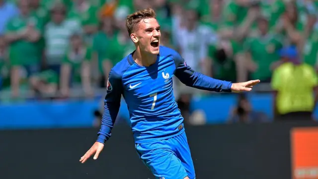 فرنچ کھلاڑی انٹوان گریزمن اس سال کے اختتام پر منعقد ہونے والے فیفا بلون ڈی اؤر اعزاز کے لیے فیورٹ ہیں