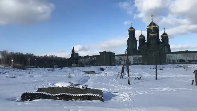 Перед Главным храмом вооруженных сил находится инсталляция "Поле Победы", на которой установлено несколько исторических танков. Среди них - танк с надписью "Кантемировец"