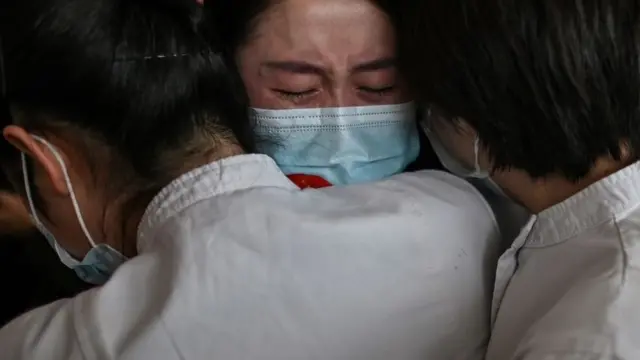 ыйлап жаткан аял