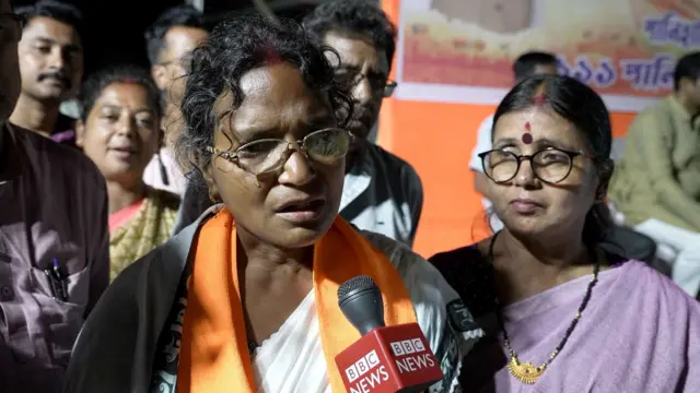 পানিহাটির আগরপাড়া এলাকায় প্রচার করতে করতে বিবিসিকে সাক্ষাৎকার দিচ্ছেন ‘অভয়ার’ মা বিজেপি প্রার্থী রত্না দেবনাথ।
