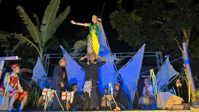 pertunjukan seni sandur di Bojonegoro