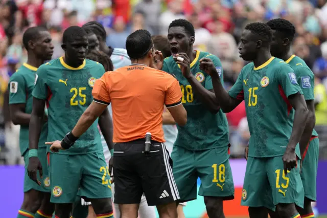 Hakem Said Hernandez'in Belçika lehine penaltı kararı vermesinin ardından Senegal oyuncuları karara itiraz ediyor.