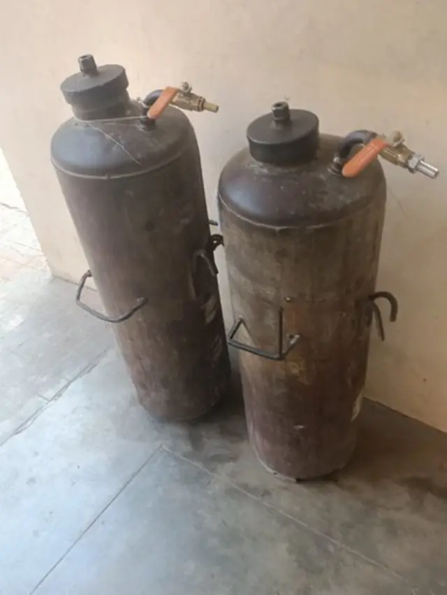 பலூன் வியாபாரியிடம் இருந்து கைப்பற்றப்பட்ட சிலிண்டர்.