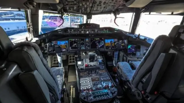 విమానం కాక్‌పిట్ ఫోటో 