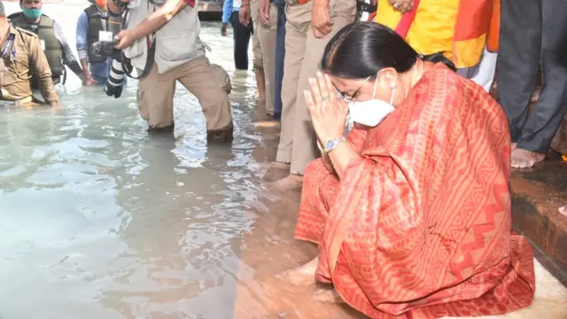 उत्तराखंड की राज्यपाल बेबी रानी मौर्य गंगा पूजा करती हुईं