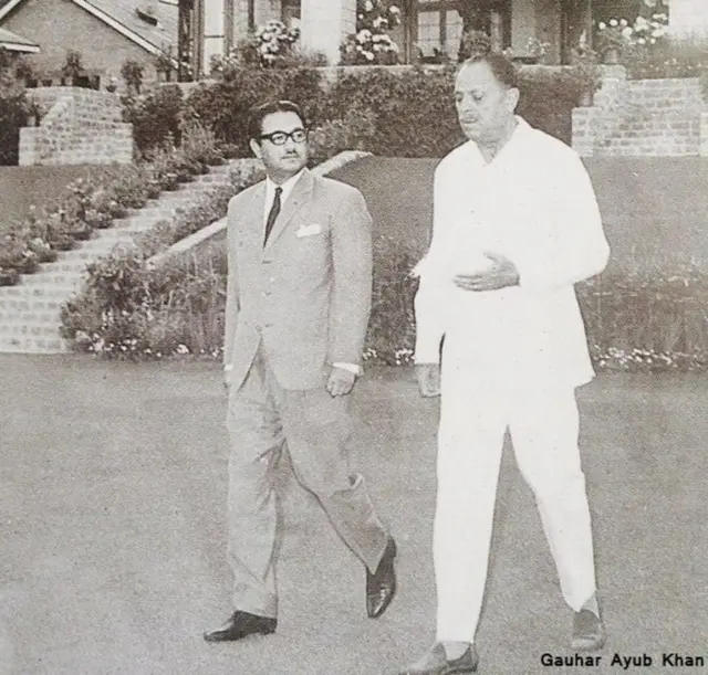 பாகிஸ்தான் அதிபர் அயூப் கானுடன் அல்தாஃப் கெளஹர்