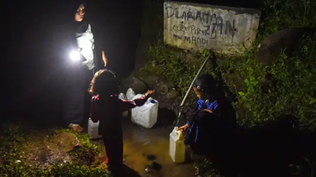 Warga setempat menyebutkan, banjir bandang pada Kamis (27/11) lalu telah mengakibatkan sumur-sumur warga di sejumlah rumah di daerah itu tertimbun lumpur sehingga memaksa mereka memanfaatkan mata air di celah-celah perbukitan untuk memenuhi kebutuhan mandi, cuci, dan kakus.