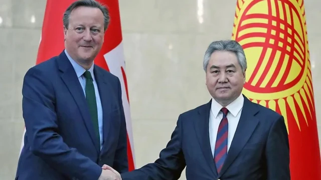 Британиянын мурдагы Тышкы иштер министри Дэвид Кэмерон 2024-жылдын апрель айында Кыргызстандын Тышкы иштер министри Жээнбек Кулубаев менен жолугуу өткөргөн