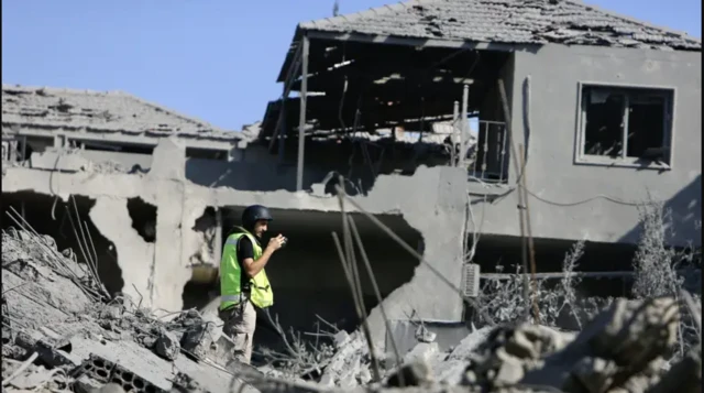 Shaqaale gurmadka oo ka shaqaynaya goobt ay ciidamada Israa’iil duqaymo ka fuliyeen magaalada Qana, ee koonfurta Lubnaan, Oktoobar 16, 2024.