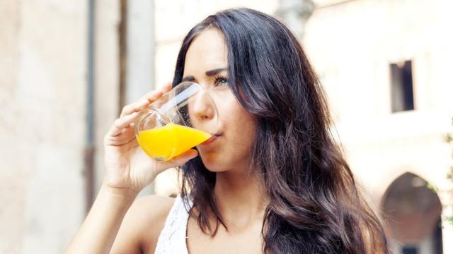 Апельсин в вашем стакане с апельсиновым соком получает поддержку от добавок, которые пытаются имитировать натуральность химическим способом