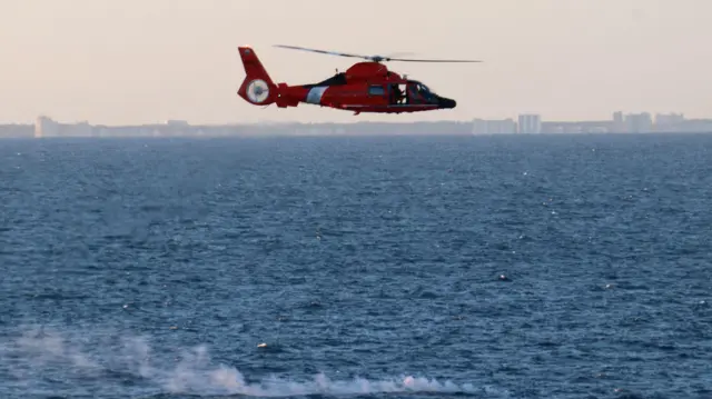 Helicóptero sobrevoando mar 