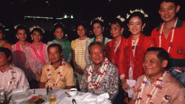 นายบรรหาร ศิลปอาชา นายกฯ คนที่ 21 กับ พล.อ.ชาติชาย ชุณหะวัณ นายกฯ คนที่ 17