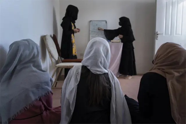 La bibliothèque d'une jeune femme afghane qui fréquente une école informelle.