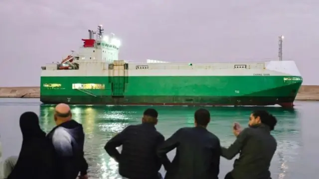 इजिप्तमधील सुएझ कालवा जगातील सर्वात महत्त्वाच्या कालव्यांपैकी एक आहे