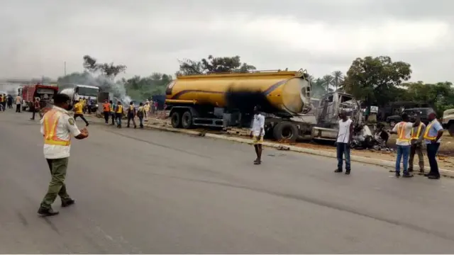 Awọn osisẹ alaabo n se ayẹwo bi ina ọhun ti lọ