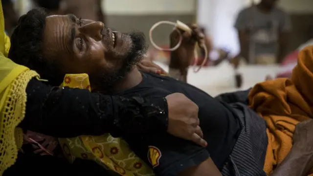 হাসপাতালে যন্ত্রণায় কাতরাচ্ছেন এক রোগী।