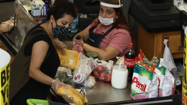 alışveriş yapan bir kadın