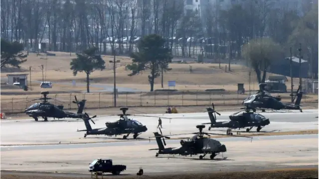 올해 전반기 한미 연합 지휘소연습(CCPT)이 시작된 8일 오후 경기도 평택 캠프 험프리스에 미군 헬기들이 계류돼 있다. 이번 훈련은 컴퓨터 시뮬레이션 방식의 도상훈련(CPX)으로만 진행되며, 한미 양국 군이 참여하는 대규모 야외 실기동훈련(FTX)은 포함되지 않는다