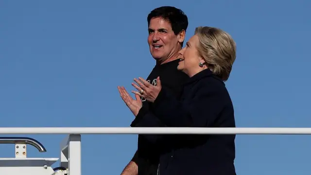 L'homme d'affaires Mark Cuban et Hillary Clinton, alors candidate démocrate à l'élection présidentielle américaine, à l'aéroport de Detroit (Chicago), le 4 novembre 2016.