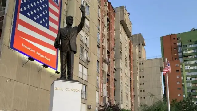 Споменик бившем америчком председнику Билу Клинтону