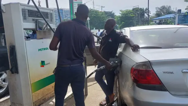 Pesin dey buy fuel for petrol station