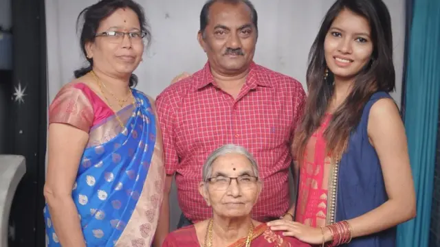 Chinmayi Hiwase (người đầu tiên bên phải) cùng gia đình