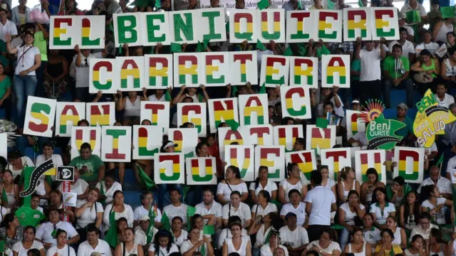 Cartel pidiendo la carretera el domingo