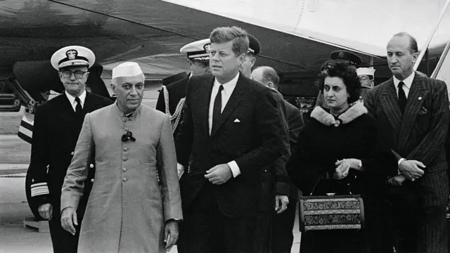 যুক্তরাষ্ট্রের তৎকালীন প্রেসিডেন্ট জন এফ কেনেডির সঙ্গে ভারতের সেই সময়ের প্রধানমন্ত্রী জওহরলাল নেহরু