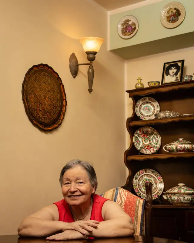 Retrato de Diamante en el comedor de su casa. 