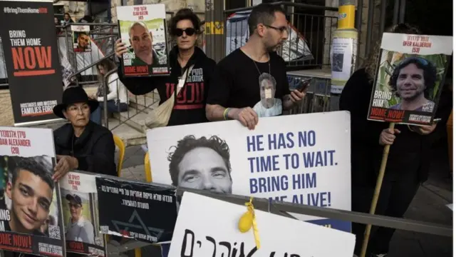 Qoysaska la haystayaasha Israa’iil ayaa weli ku cadaadinaya Netanyahu in heshiis la gaaro.