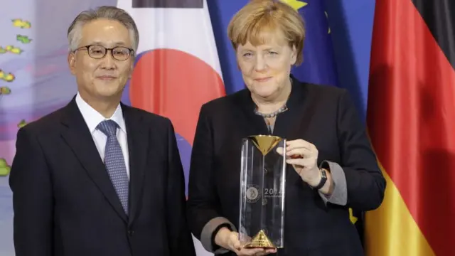 એવોર્ડ લેતાં એંજેલા મર્કેલ