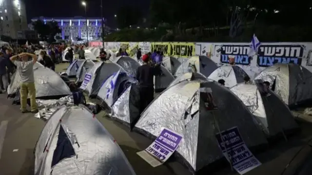 Waandamanaji wanaoipinga serikali ya Israel waliweka mahema mbele ya jengo la Knesset mjini Jerusalem, wakitaka mateka wanaoshikiliwa na Hamas waachiliwe huru na Waziri Mkuu wa Israel Benjamin Netanyahu ajiuzulu - Machi 31, 2024.