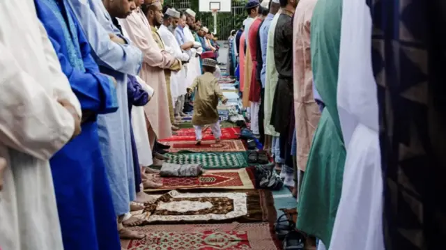 العشرات يصلون في حديقة إلكاسينو دي إمبايادوريس في مدريد في إسبانيا