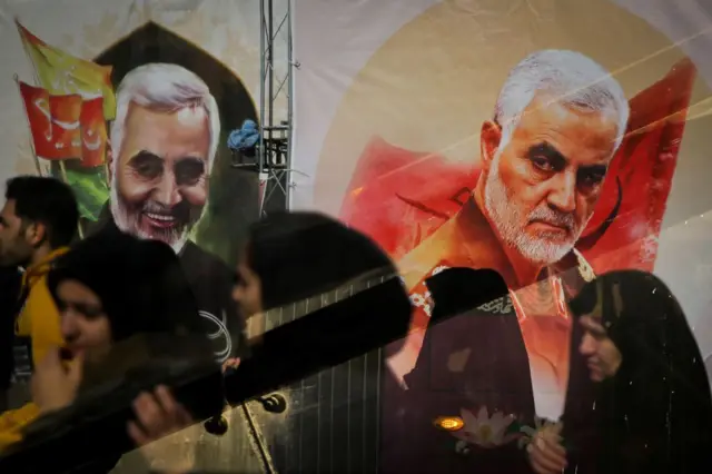 Abantu bari mu muhango wo gushyingura Jenerali Majoro Qasem Soleimani