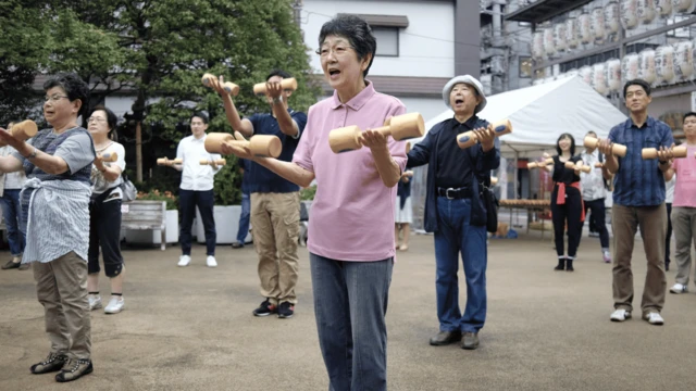 长者在东京一座寺庙的院子里，以木制哑铃锻鍊身体。