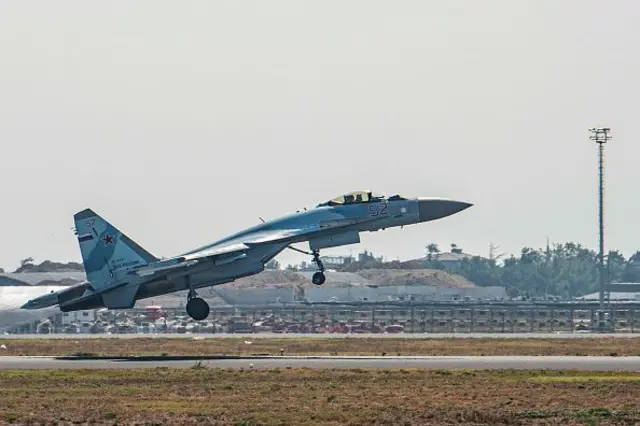 Rus Sukhoi Su-35 savaş uçağı, 17 Eylül 2019'da İstanbul Atatürk Havalimanı'nda düzenlenen Teknofest festivalinde bir hava gösterisi sırasında havalanıyor.