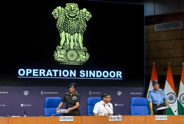 डावीकडून कर्नल सोफिया कुरेशी, परराष्ट्र सचिव विक्रम मिसरी आणि विंग कमांडर व्योमिका सिंह