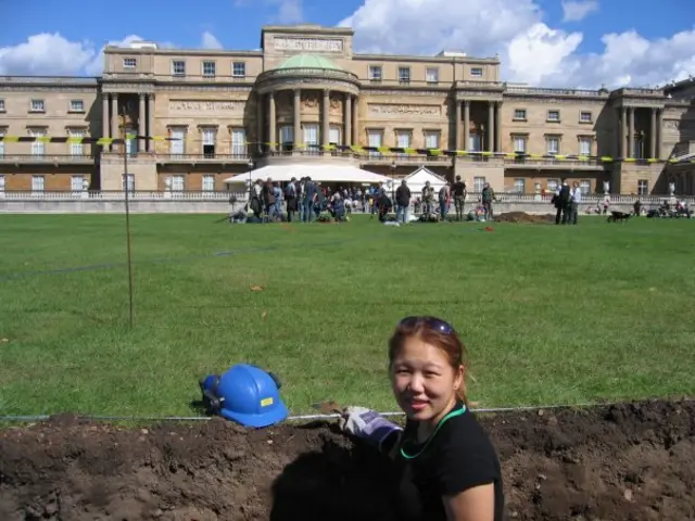 ครั้งหนึ่งศศธร เคยมีโอกาสไปทำงานในแหล่งโบราณดีที่พระราชวังบักกิงแฮม