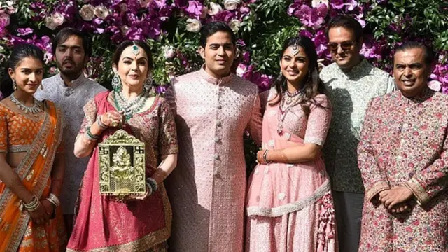 আকাশ আম্বানির বিয়ের অনুষ্ঠানে আম্বানি পরিবার